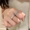 Set di anelli in argento con zirconi e perle indossati con stile elegante e sobrio - Set da 2 / Argento