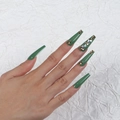 Uñas postizas largas bailarina verde oliva con pedrería brillante y tachuelas doradas - Estilo Pegamento Diamantes Verde Oscuro (CBLCY-494)