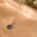 Dettaglio della collana a fiore in argento con pietre blu su tessuto di seta - Collana-Blu
