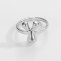 Detail eines silbernen verstellbaren Rings mit einzigartigem glatten Alien-Kopf Design - Buchstabe Y