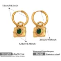 Detail van gouden hangslot oorringen met groene zirkoon en exacte afmetingen - Goud Groene Zirkonia