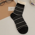 Schwarze gestreifte Socken mit Rüschenbündchen und Retro-Ästhetik für den Alltag - Einheitsgröße / Schwarz