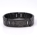 Dettaglio del bracciale di laurea in acciaio nero con bussola e citazione incisa - Stile 3-Go Confidently