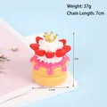 Miniatuur dubbellaagse cake-sleutelhanger met roze glazuur en een kleine gouden kroonbedel - D03 Halve Stereoscopische Aardbei