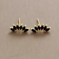 Dettaglio macro di orecchini a ventaglio dorati con pietre nere a taglio marquise - Oro (Strass Nero)
