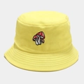 Dettaglio del ricamo a funghi su cappello a secchiello in cotone giallo twill - M (56-58cm) / Giallo