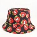 Détail d'un bob noir en coton avec des motifs d'imprimés de fraises de dessin animé - Noir Fraise