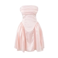 Dettaglio dell'abito corto a fascia in raso rosa con trama liscia e dettagli a pieghe - XS / Rosa