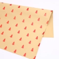 Gros plan sur du papier kraft de qualité avec sapins de Noël rouges pour cadeaux - 50x70cm / Sapin de Noël rouge