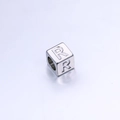 Perle carrée 7mm en acier inoxydable argenté avec lettre R en relief pour bijoux - Lettre R