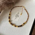 Détail du collier de perles œil de tigre avec bobines dorées et fermoir mousqueton - 33# Style Perlé Métal Or Chaîne 39cm