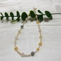 Primo piano della collana di perle Akoya multicolore con distanziatori dorati - Rame Placcato Oro 18k Caramella Multicolore 39+4cm