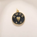 Dettaglio macro del ciondolo AMOR placcato oro con smalto nero e motivi di stelle - A618 Nero AMOR