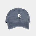 Détail du logo R blanc brodé en 3D sur une casquette de baseball en denim délavé - Réglable / Bleu marine