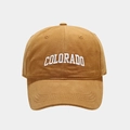 Dettaglio del ricamo Colorado 3D sul tessuto di cotone giallo del berretto da baseball - Regolabile / Cammello