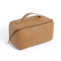 Braune Leder-Kulturtasche mit goldenem Reißverschluss und weißem Buchstabendruck - Braun