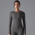 Détail du haut de yoga gris foncé avec trous pour les pouces et manches longues ajustées - Gris foncé