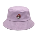 Dettaglio del ricamo a fungo rosso sul cappello a secchiello in cotone color lavanda - M (56-58cm) / Viola Chiaro