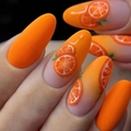 Levendige oranje amandel persnagels met realistische fruit plakjes nail art design - Gele Jelly Lijm Stijl