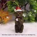 Figurine d'ours brun en résine de Noël avec bonnet de Père Noël, hauteur 6,7 cm, poids 39 g - Ours Brun Bataille de Boules de Neige Pendentif