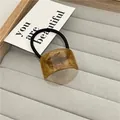 Elastico per capelli in resina ambrata stile Maillard con inserto a forma di scorpione - Venatura del legno Ambra
