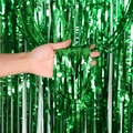 Dettaglio ravvicinato della tenda a frange verde metallico con riflessi lucidi - 1m*1m / Gocce Di Pioggia Verdi Opache