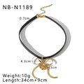 Detailansicht der schwarzen Choker-Halskette mit goldenem Schleifen-Herz-Anhänger - Schleife Herz Stil (NB-N1189)