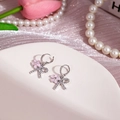 Vue détaillée des boucles d'oreilles fleur rose avec nœuds en diamants et base argent - Nœud Argenté