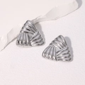 Orecchini a triangolo minimalisti in argento con strisce radiali su sfondo di pietra - Color Acciaio