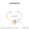 Dimensiones detalladas de un brazalete de corazón en acero inoxidable con baño de oro rosa - Oro rosa