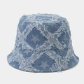Detailaufnahme von hellblauem Denim-Anglerhut mit Sternenmuster und fransigen Kanten-Details - M (56-58cm) / Hellblau