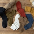 Set di calze al ginocchio in cotone stile JK uniform in colori assortiti su legno - Taglia unica / Misto Casuale