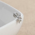 Gros plan d'un piercing labret en argent S925 avec opale et zircons sur céramique - Rangée de trois pierres-E1343 / 1 Pièce / Argent