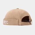 Detalle del bordado NYC en el gorro docker de algodón caqui con hebilla de metal - Ajustable / Caqui