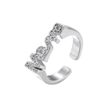 Gros plan sur la bague LOVE argentée sertie de zircons cubiques scintillants - VJ643 Lettre LOVE / Or blanc