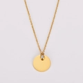 Primer plano del collar con colgante circular dorado y piedra de circonita brillante - Dorado