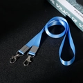 Blaues Stoffband mit zwei Metallkarabinern für Ausweise auf schwarzer Oberfläche - 1.5cm / Seeblau