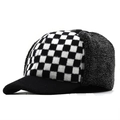 Berretto da baseball invernale a scacchi con paraorecchie e fodera in caldo pile - Taglia L (58-61CM) / Stile a Scacchi Bianco e Nero (02)