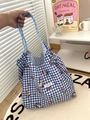 Borsa tote in tela a quadretti blu con motivi floreali ed etichetta testuale - Piccoli Fiori a Quadretti Blu