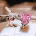 Dettaglio macro dell'anello colibrì in oro rosa con gemma rosa e pavé di diamanti - Aperto Regolabile / Oro Rosa Rosa