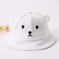 Dettaglio di un cappello a secchiello bianco per neonati con orecchie da orso e ricami - Bianco (Cotone)