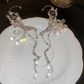 Dettaglio dei polsini per orecchie a farfalla in argento con cristalli e lunghe nappe - Ear cuff con Farfalla e Nappa Argento