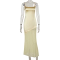 Detail des champagnerfarbenen Satin-Kleids mit schmaler Passform und Mesh-Patchwork - S / Gelb