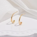 Minimalistische S925 Sterling Silber C-förmige goldene Ohrstecker auf elegantem Tablett - Goldene C-Form Ohrringe / 1 Paar