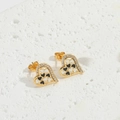 Detalle de aretes de corazón dorados con incrustación blanca y negra y postes de plata 925 - Stud aretes / Corazón Blanco