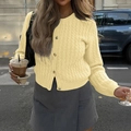 Gelbe Damen-Strickjacke mit Zopfmuster, langen Ärmeln und eleganten goldenen Knöpfen - S / Gelb