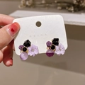 Détail macro de boucles d'oreilles vintage en zircon avec fleurs violettes et cubes géométriques - 5# Boucles d'oreilles géométriques fleur violette (Silver Earring Post)