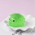 Erizo de juguete verde translúcido con purpurina sobre un plato de cerámica blanca - 【serie De Polvo Dorado】1 Erizo