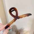 Large matte coffee gradient shark hair claw clip with twisted resin design - Matte Twist / 13cm / Amber