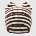Detail der gestreiften Strickmütze mit Katzenohren und dicker warmer Fleece-Textur - Einheitsgröße / Kaffeebraun